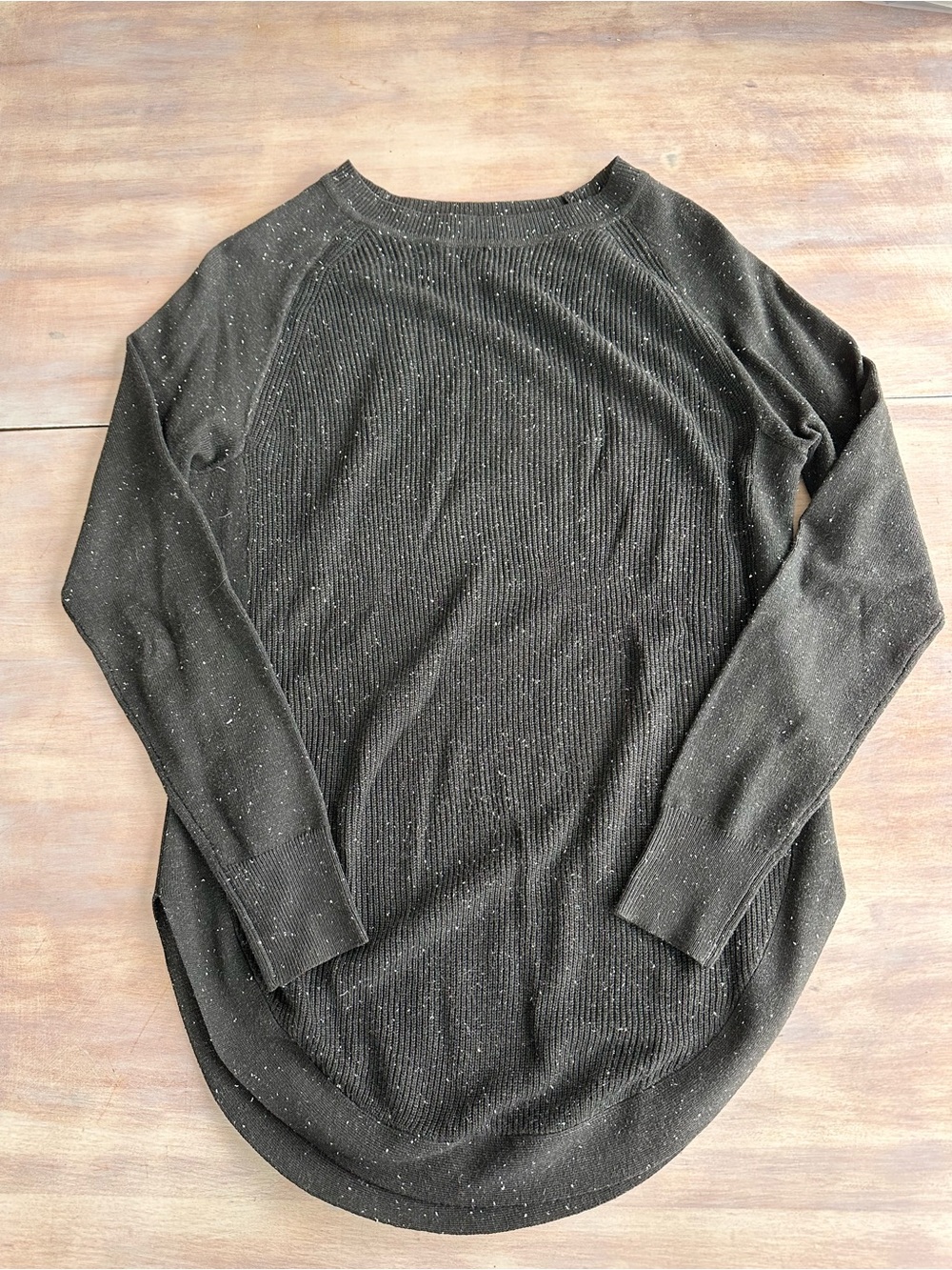 Black speckled crewneck sweater with round hem S